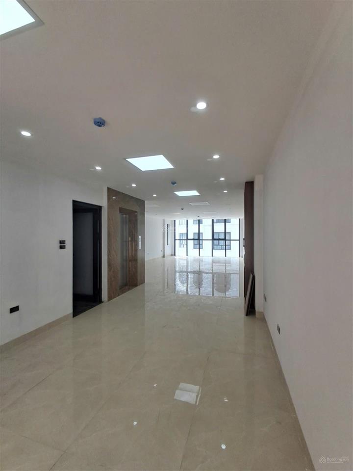 Tđc ngọc thụy  văn phòng 90m2  2 điều hòa âm trần, thang máy  12tr