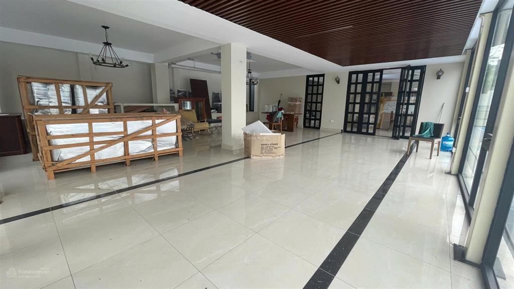 Biệt thự view sông hồng, sân vườn, sân pick, 1700m2, chỉ 2000 usd.