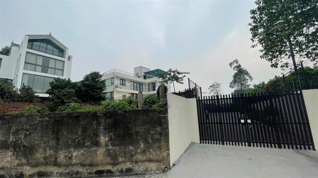 Biệt thự view sông hồng, sân vườn, sân pick, 1700m2, chỉ 2000 usd.