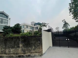 Biệt thự view sông hồng, sân vườn, sân pick, 1700m2, chỉ 2000 usd.