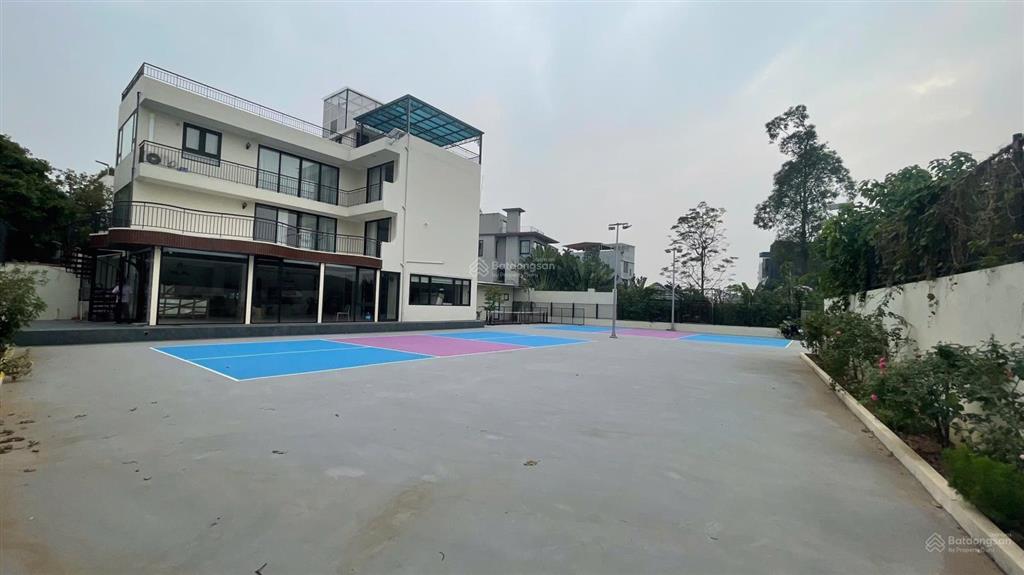 Biệt thự view sông hồng, sân vườn, sân pick, 1700m2, chỉ 2000 usd.