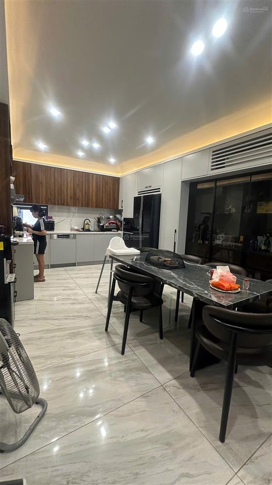 Nguyễn văn cừ  nhà 6 tầng thang máy  gara  full đồ  82m2/ sàn