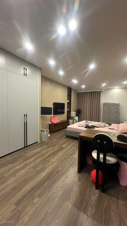 Nguyễn văn cừ  nhà 6 tầng thang máy  gara  full đồ  82m2/ sàn