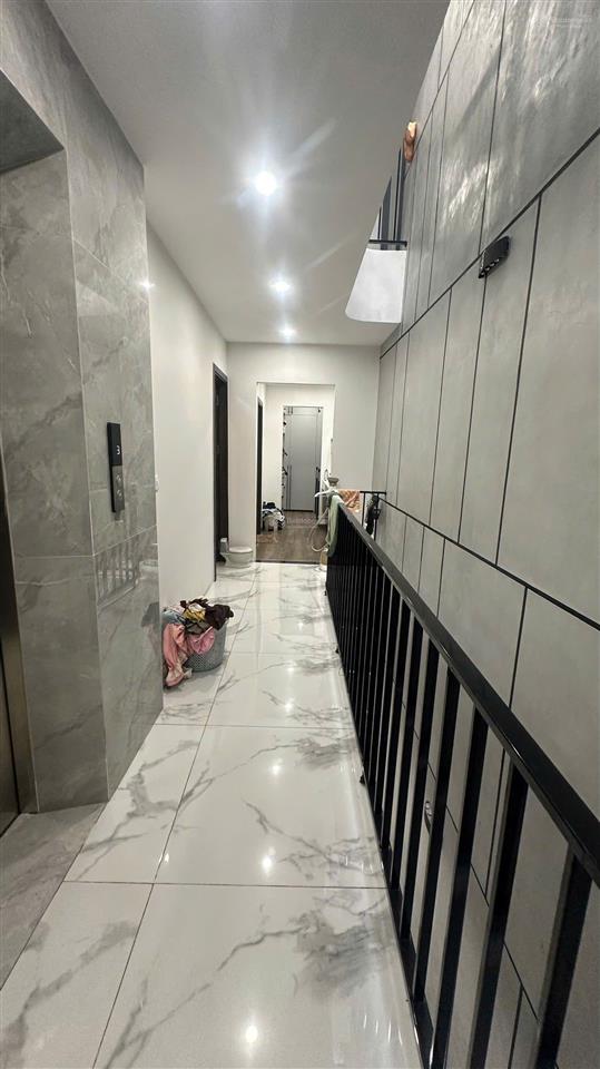 Nguyễn văn cừ  nhà 6 tầng thang máy  gara  full đồ  82m2/ sàn