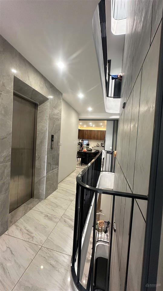 Nguyễn văn cừ  nhà 6 tầng thang máy  gara  full đồ  82m2/ sàn