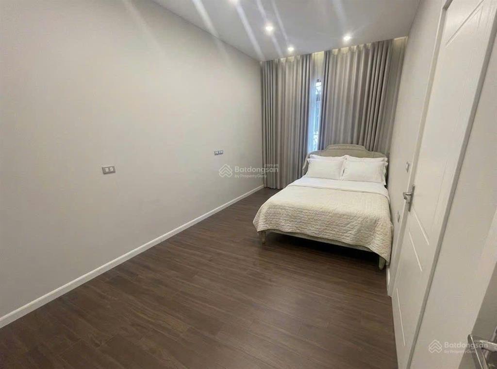 Bồ đề  nguyên căn 90m2  3 tầng  full đồ  sân để ô tô  20tr