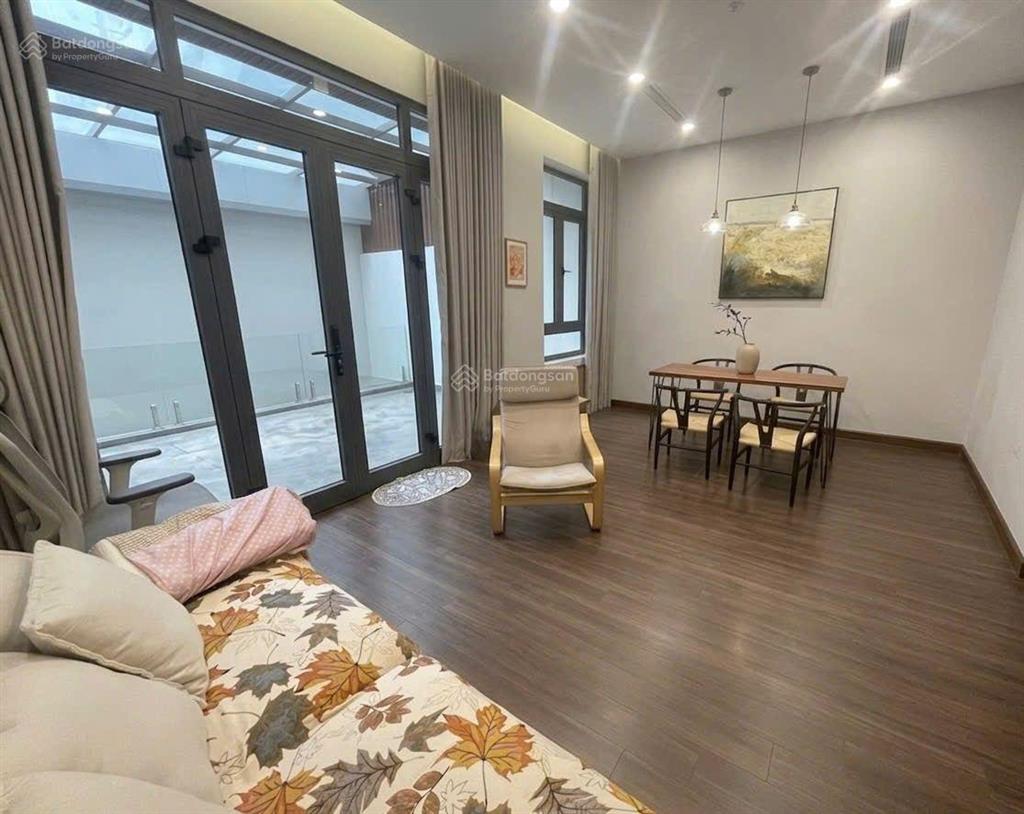 Bồ đề  nguyên căn 90m2  3 tầng  full đồ  sân để ô tô  20tr