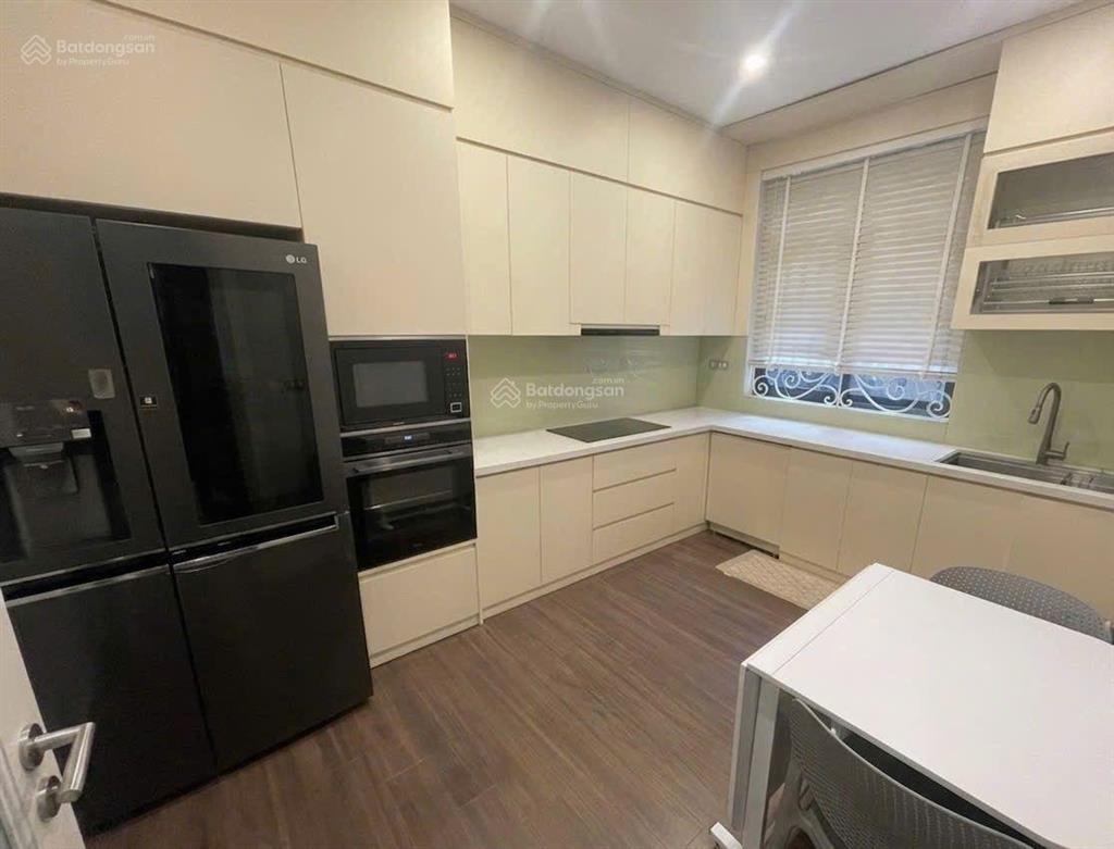 Bồ đề  nguyên căn 90m2  3 tầng  full đồ  sân để ô tô  20tr