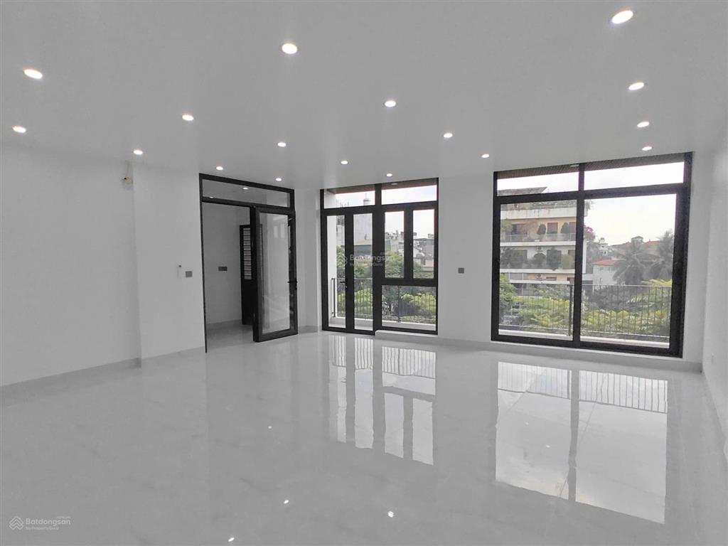 Mp cổ linh  nhà 6 tầng, thang máy  vp. kd