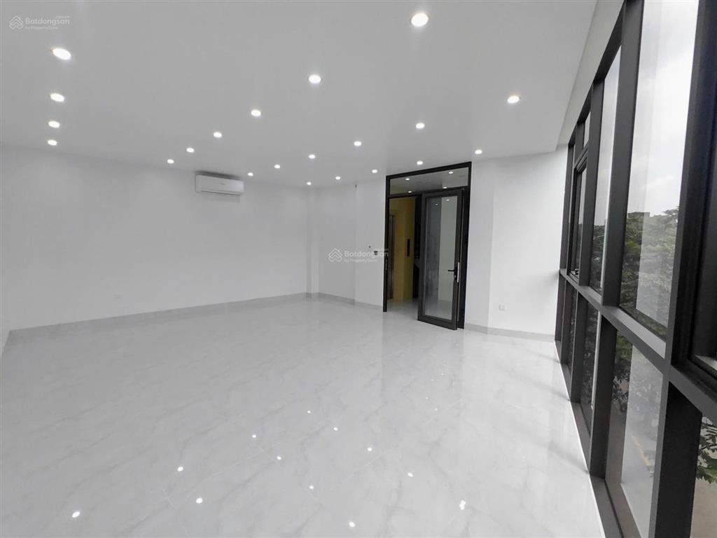 Mp cổ linh  nhà 6 tầng, thang máy  vp. kd