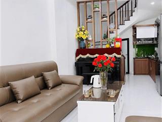 Thạch bàn  nhà đẹp 40m2  5 tầng  9tr/th