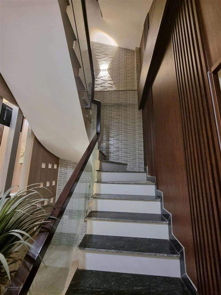 Nguyễn văn cừ  nguyên căn 50m2 xây 4 tầng  full đồ