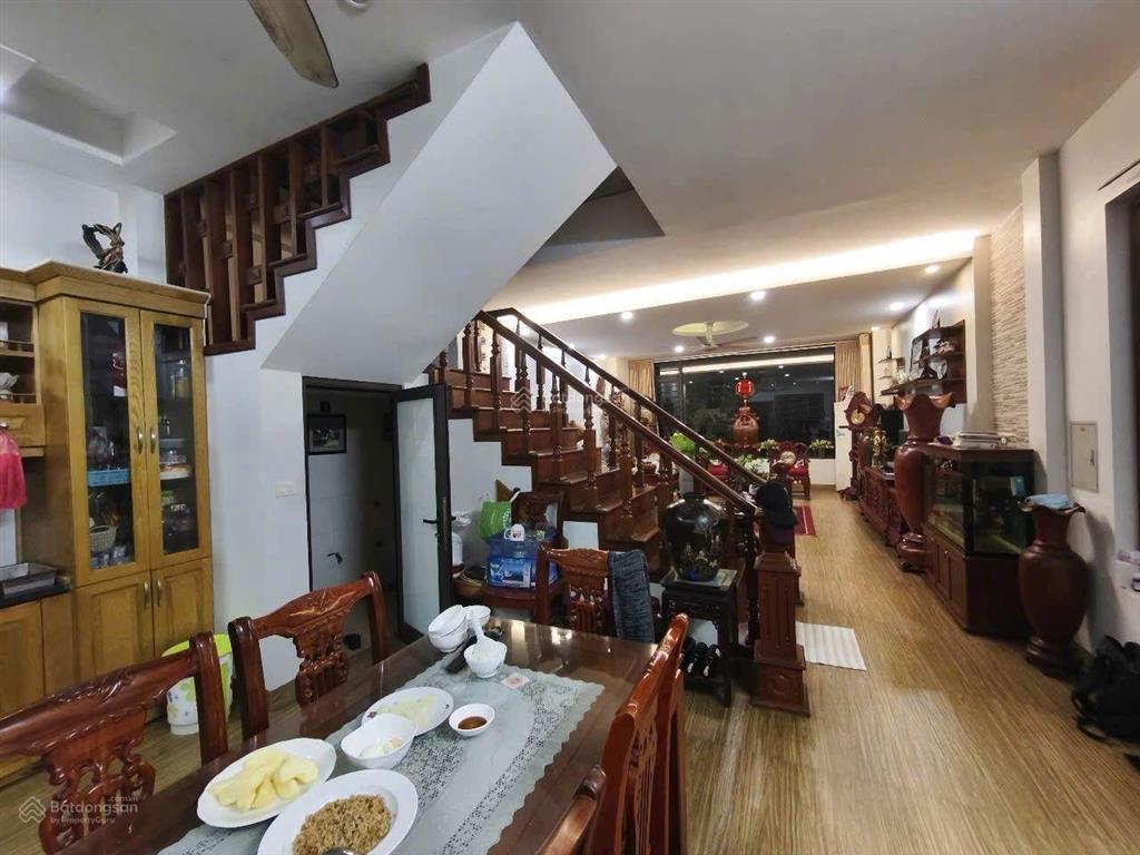 Hoa lâm  nguyên căn 4 tầng, mặt tiền to  ô tô  ở, kd, vp