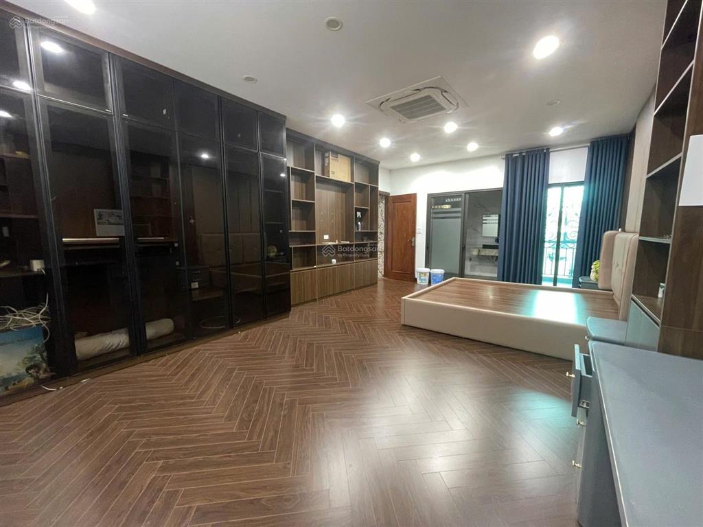 Mp nguyễn văn cừ  tòa nhà 120m2  6 tầng, thang máy  full đồ  gara