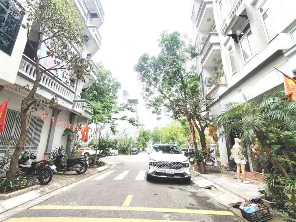Giang biên, việt hưng  nguyên căn 74m2  4 tầng  vỉa hè, ô tô tránh  ở, kd