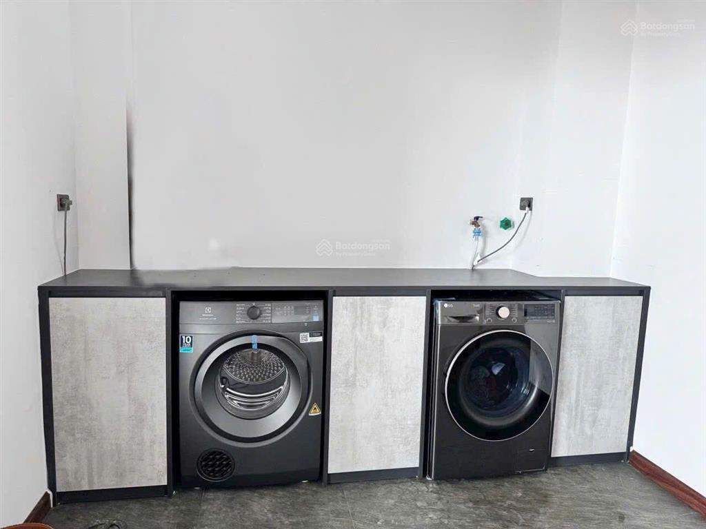 Việt hưng  nguyên căn 5 tầng, thang máy  gara ô tô  full đồ  16,5tr