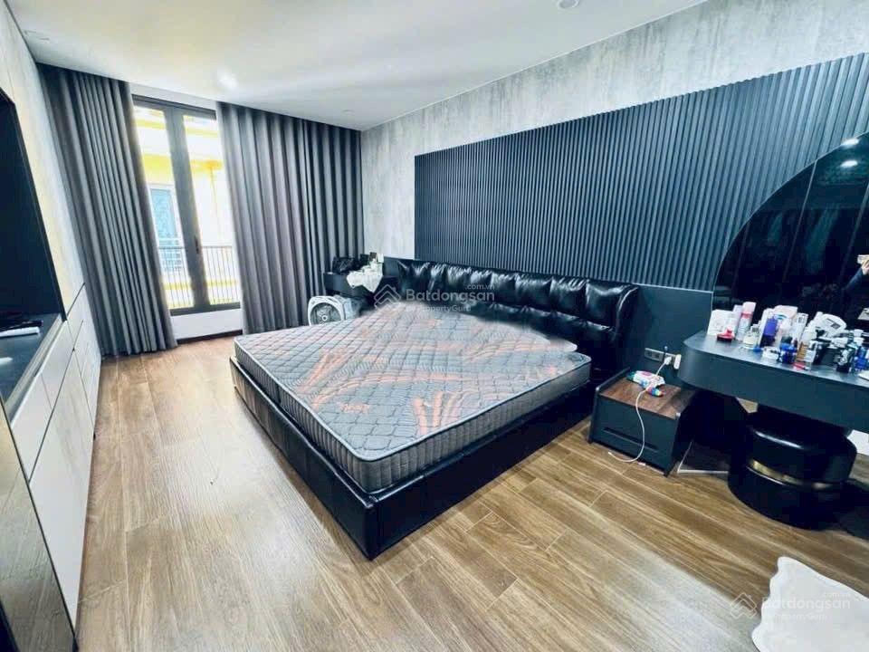 Việt hưng  nguyên căn 5 tầng, thang máy  gara ô tô  full đồ  16,5tr