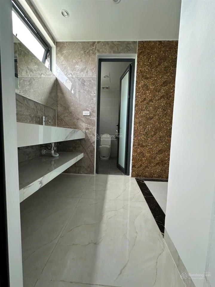Cổ linh  cho thuê tòa nhà 8 tầng, thang máy  mới 100%