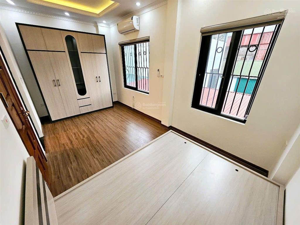 Ngọc lâm  nhà 5 tầng, thang máy  full đồ  14tr