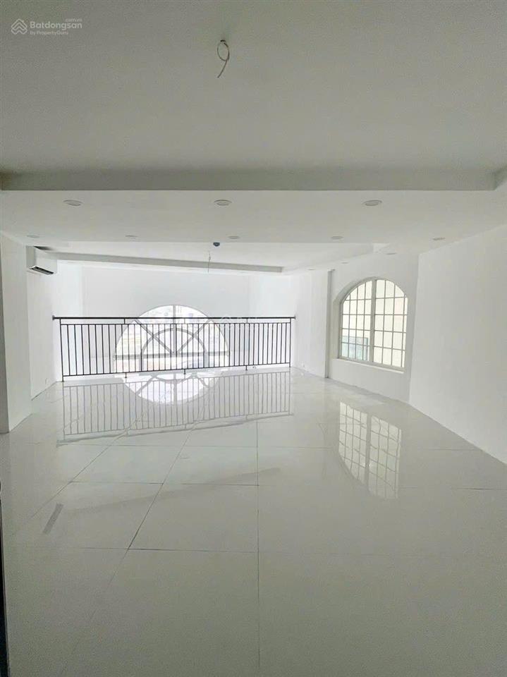 Ngọc thụy  mặt bằng vp, kd  150m2  ô tô tránh
