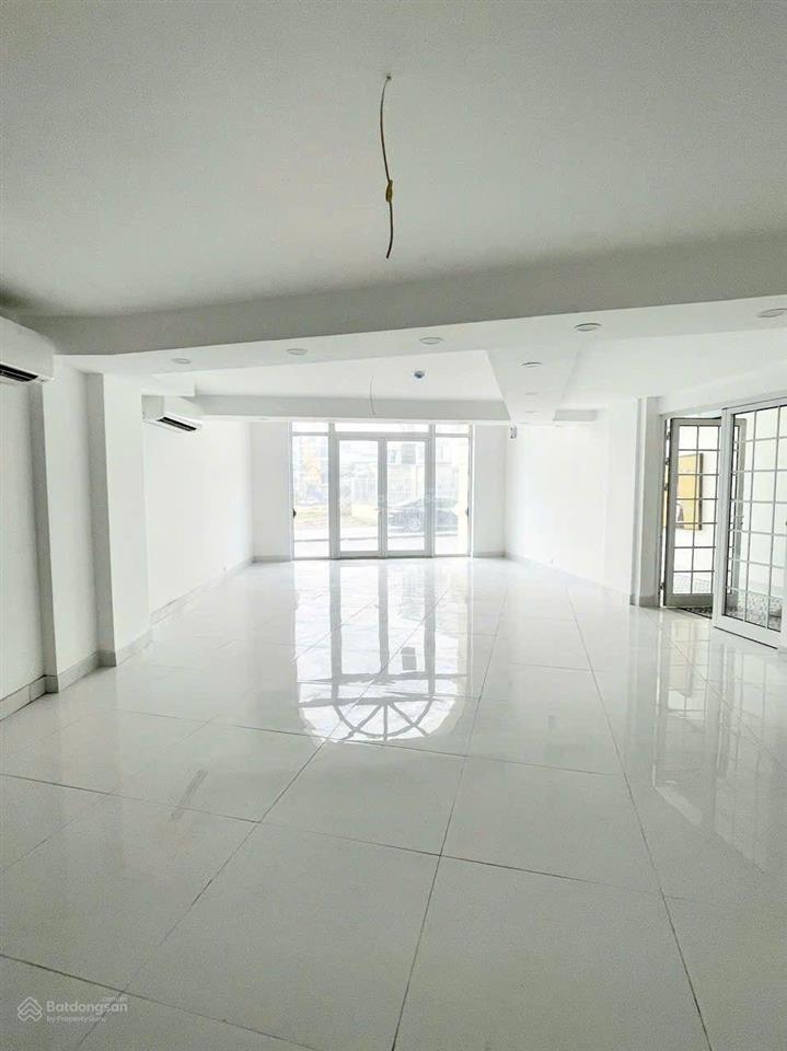 Ngọc thụy  mặt bằng vp, kd  150m2  ô tô tránh
