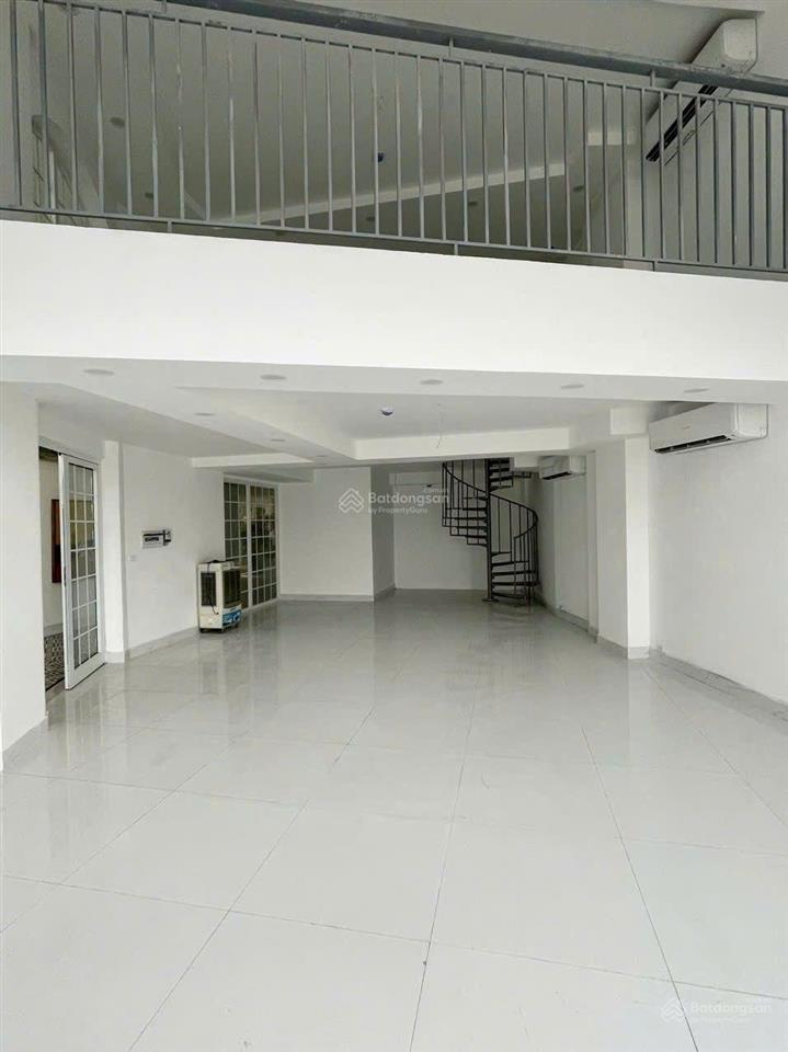 Ngọc thụy  mặt bằng vp, kd  150m2  ô tô tránh