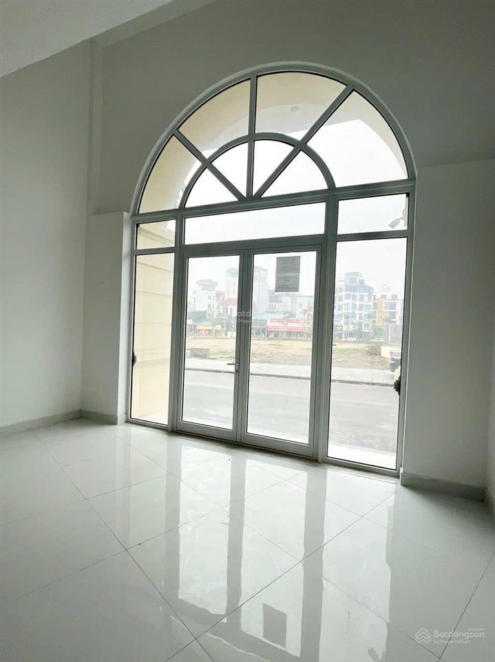 Ngọc thụy  mặt bằng vp, kd  150m2  ô tô tránh
