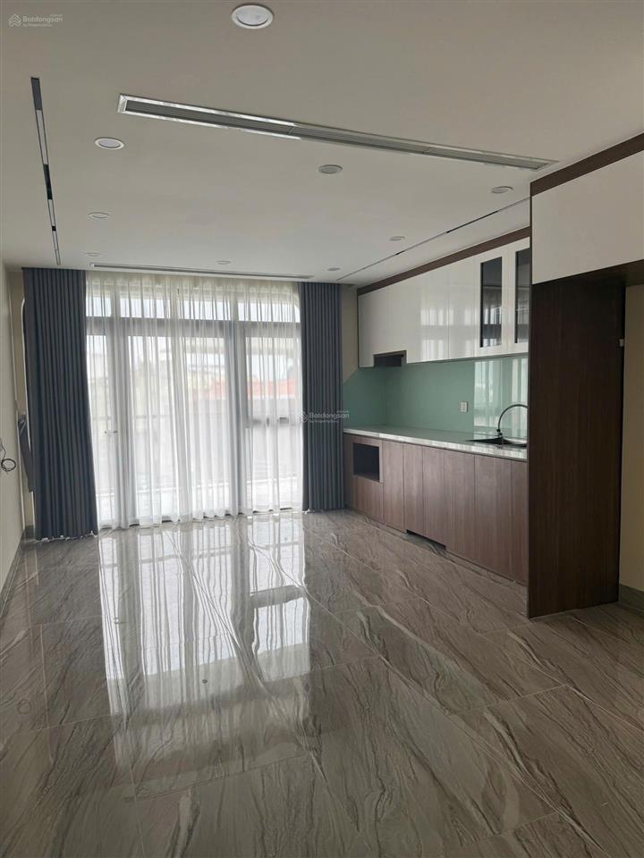 Cổ linh  cho thuê tòa 8 tầng, thang máy  32tr