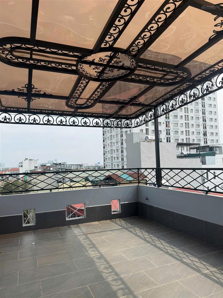 Cổ linh  cho thuê tòa 8 tầng, thang máy  32tr