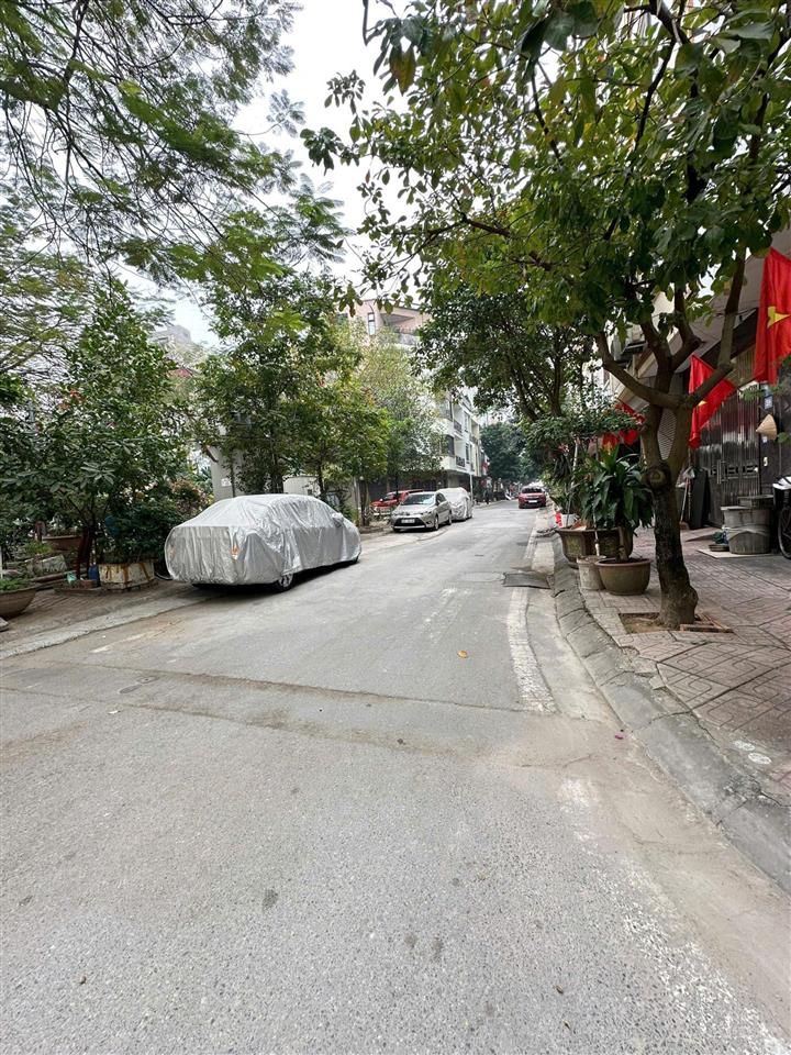 Cổ linh  cho thuê tòa 8 tầng, thang máy  32tr