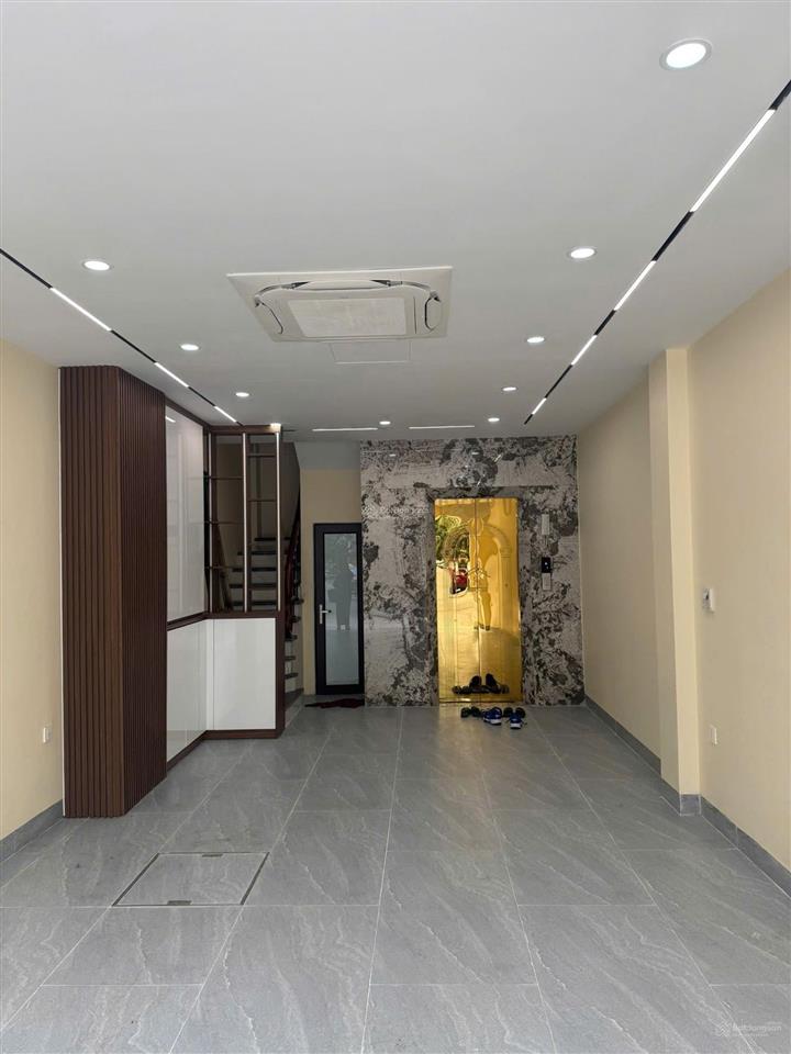 Cổ linh  cho thuê tòa 8 tầng, thang máy  32tr