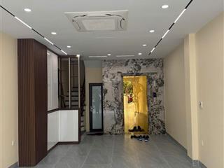 Cổ linh  cho thuê tòa 8 tầng, thang máy  32tr