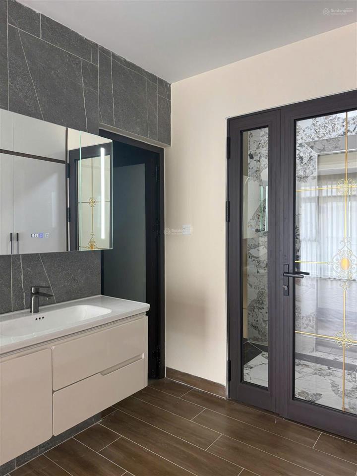 Cổ linh  cho thuê tòa 8 tầng, thang máy  32tr