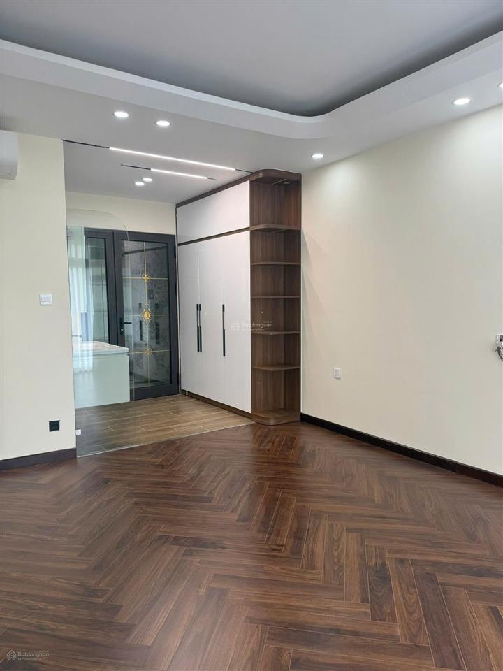Cổ linh  cho thuê tòa 8 tầng, thang máy  32tr