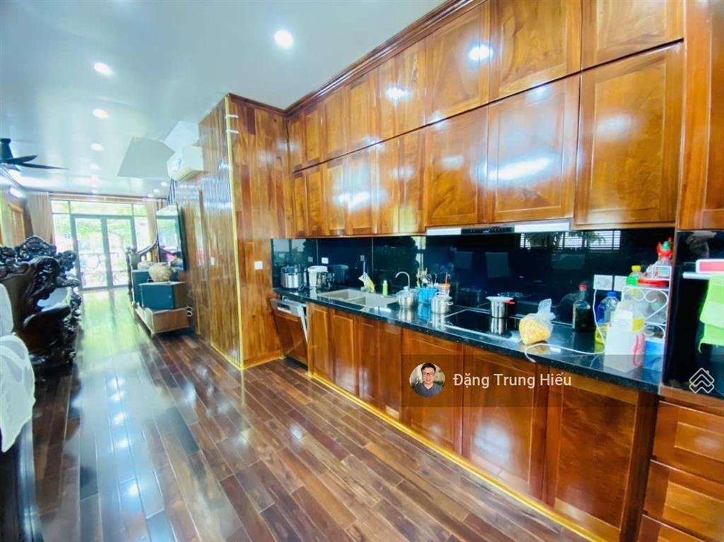 Duy nhất 1 căn bt view hồ lớn  lô góc  nhà đẹp ở ngay  khu compound khép kín an ninh tốt