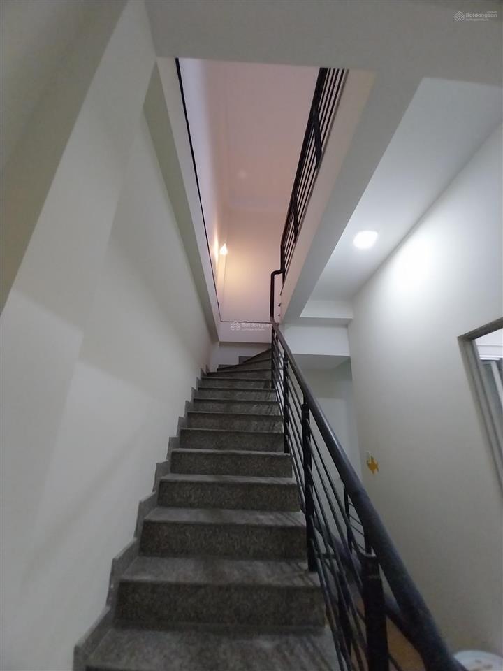 Cho thuê nhà nguyên căn 50m2, 3 lầu, sân thượng, gần global city, vincom q9, đình phong phú