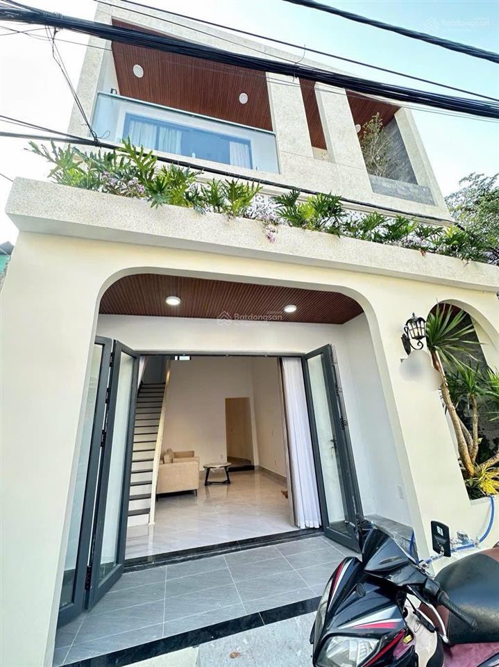 Mt trung tâm sơn trà  đường 5,5m cách bãi biển 500m. dt 51 m²  ngang 6,2m. giá 5,x tỷ bớt nhẹ