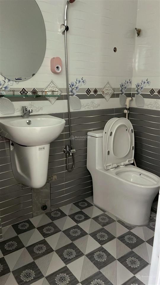 Nhà 2 tầng cách đường trần cao vân 50m, cách biển nguyễn tất thành 100m. kiệt rộng
