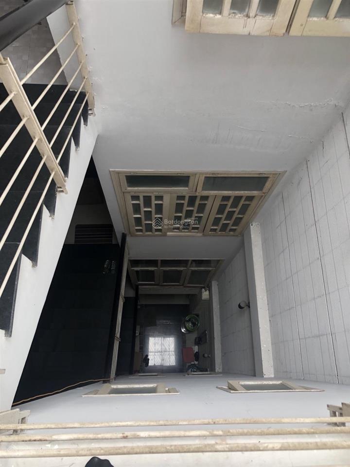 Nhà 4 tầng lý tự trọng lề 2m, phía sau có mặt kiệt ô tô 3,5m diện tích 81m2 x 4 tầng