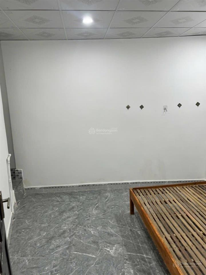 Bán nhà c4 đất 80m2, kiêt nguyễn lương bằng
sát đường chính. oto tải thông. chỉ 2.x tỷ
