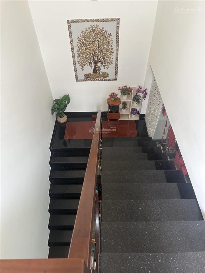 Bán nhà 2 tầng núi thành, 102m2, mê đổ kiên cố nhà mới sạch đẹp vào ở luôn.
7,9 tỷ