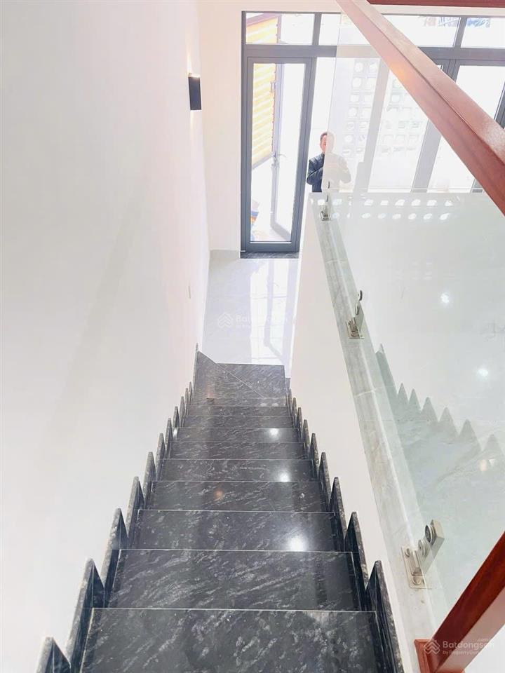 Mặt tiền sơn trà  giá chỉ 5,x tỷ (x siêu nhỏ  không có căn thứ 2) bớt lộc. cách cầu sông hàn