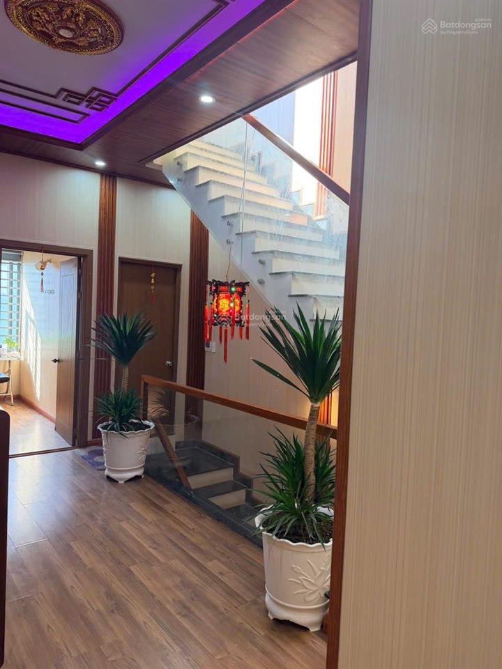 Nhà 4 tầng  mặt tiền đường 5,5m  giá 4,x tỷ (x nhỏ)  sau lưng bến xe  diện tích 60m2.