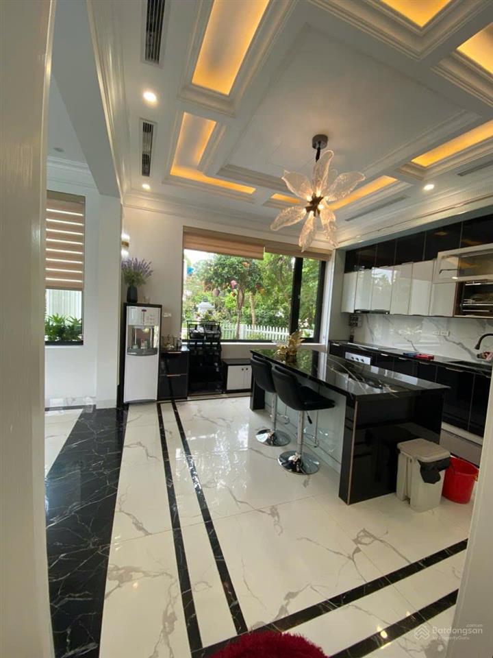 Hiếm!! căn góc villa tân cổ điển 450m2, 2 mặt đường, 1 mặt view hồ đại lải, sổ lâu dài, 8 phòng ngủ