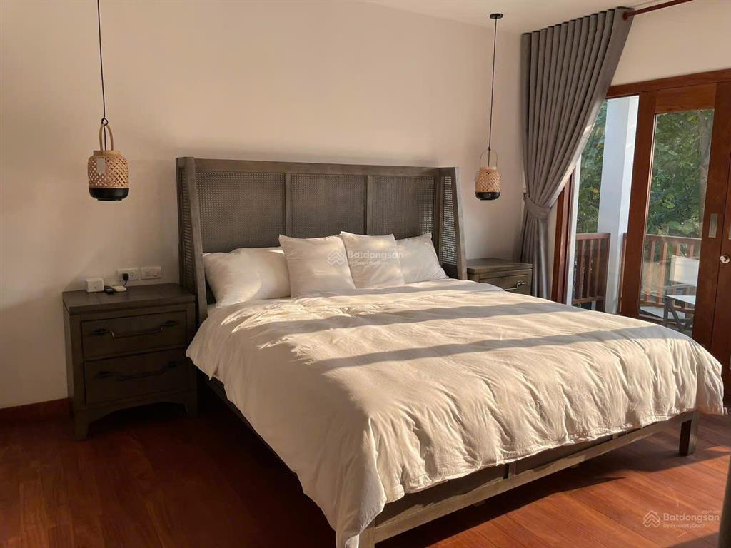 Bán villa 316m2 thế đất cao, sổ lâu dài, view hồ, vị trí trung tâm, nhà chưa từng cho thuê, 20 tỷ
