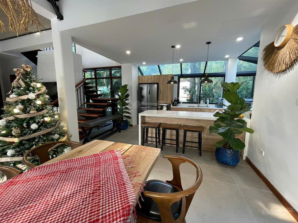 Bán villa 316m2 thế đất cao, sổ lâu dài, view hồ, vị trí trung tâm, nhà chưa từng cho thuê, 20 tỷ
