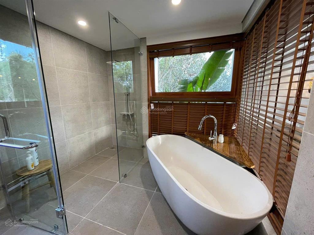 Bán villa 316m2 thế đất cao, sổ lâu dài, view hồ, vị trí trung tâm, nhà chưa từng cho thuê, 20 tỷ