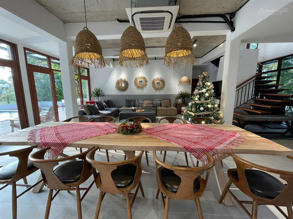 Bán villa 316m2 thế đất cao, sổ lâu dài, view hồ, vị trí trung tâm, nhà chưa từng cho thuê, 20 tỷ