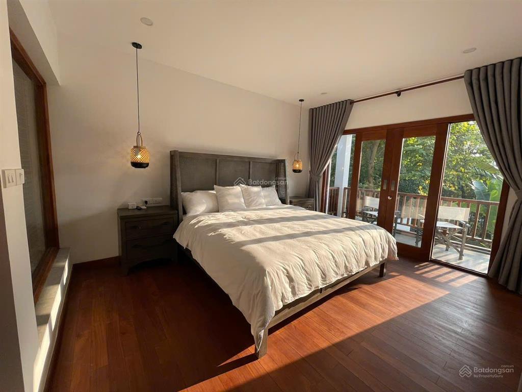 Bán villa 316m2 thế đất cao, sổ lâu dài, view hồ, vị trí trung tâm, nhà chưa từng cho thuê, 20 tỷ