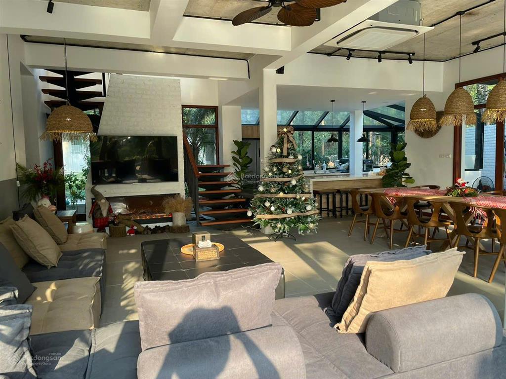 Bán villa 316m2 thế đất cao, sổ lâu dài, view hồ, vị trí trung tâm, nhà chưa từng cho thuê, 20 tỷ